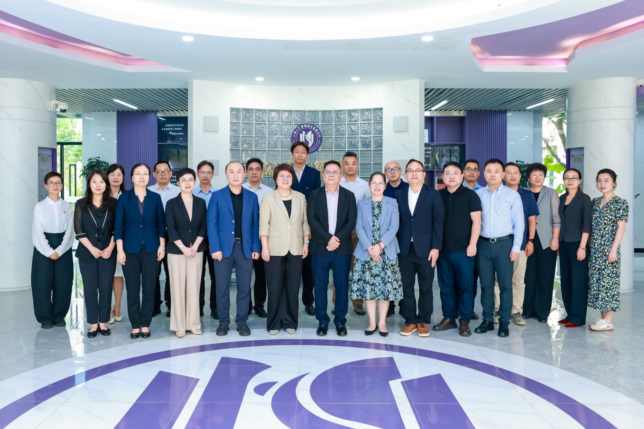 飞球直播官方嘉定基础教育集团签约仪式(合影).jpeg 飞球直播官方嘉定基础教育集团签约仪式(合影).jpeg